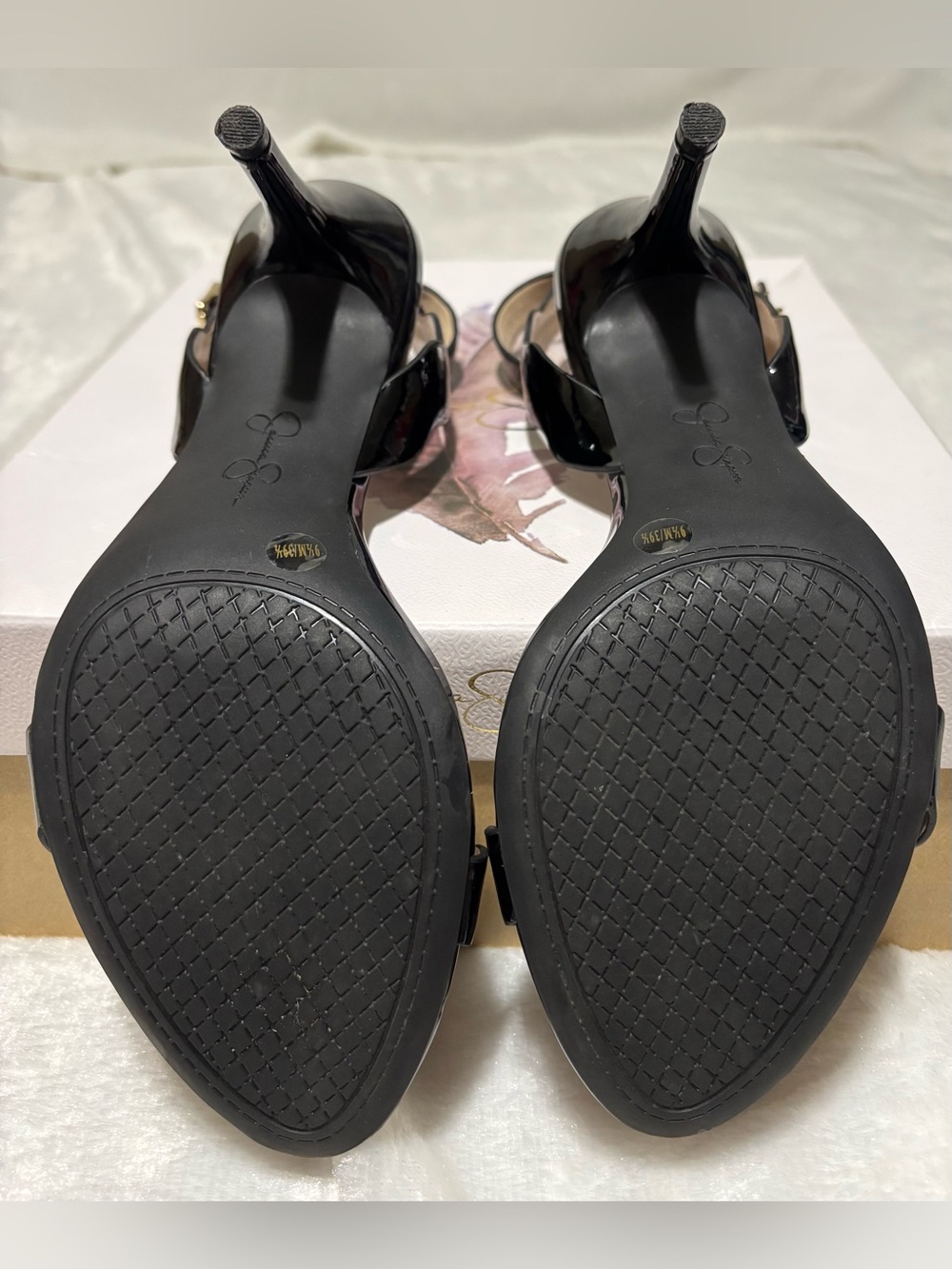 JESSICA SIMPSON black patent sandal 3-1/2”heel ankle strap with scalloped trim - Picture 8 of 12